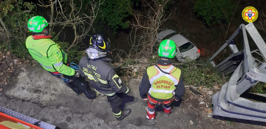 Marzabotto, auto in una scarpata: due giovani feriti