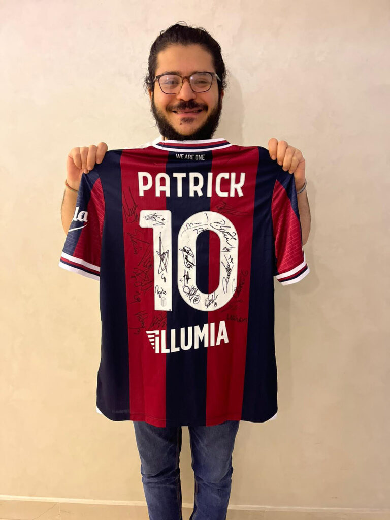 A Patrick Zaki la maglia rossoblù, il Bologna: ‘Ti aspettiamo al Dall’Ara’