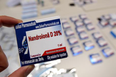 Fiale e pastiglie di anabolizzanti in casa, arrestato 56enne