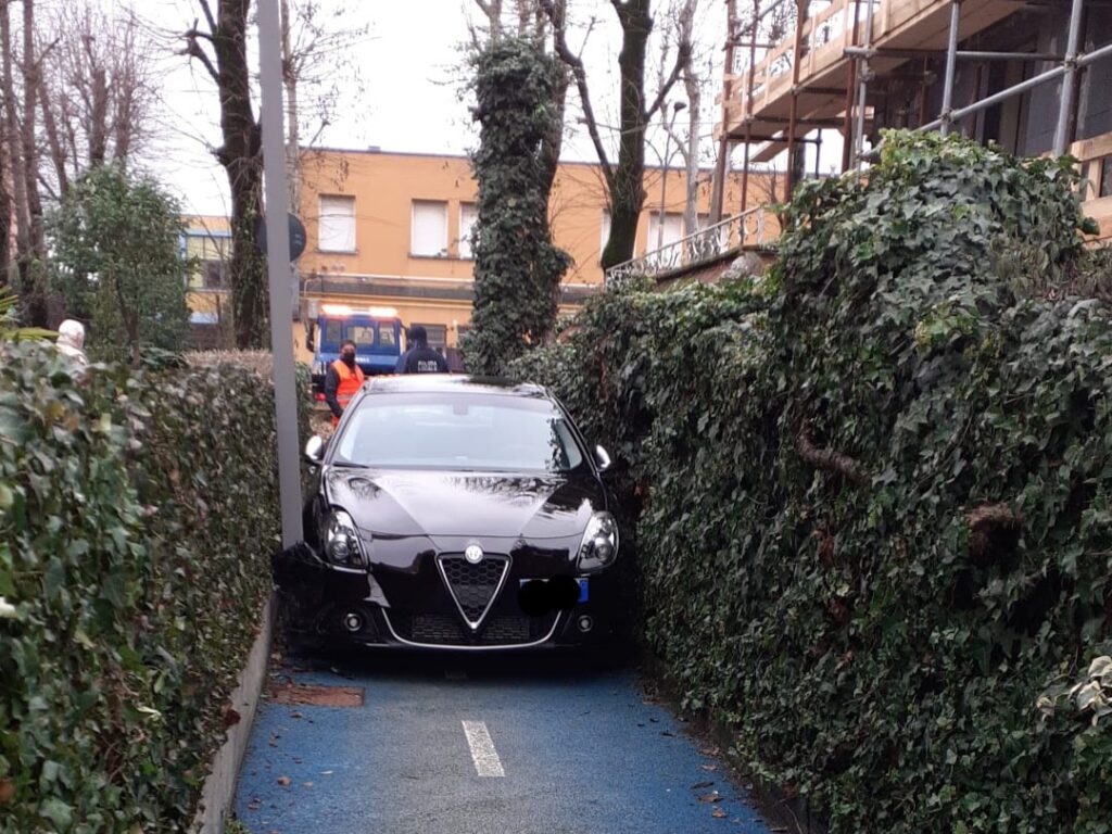 Ubriaco al volante resta incastrato in un vialetto pedonale