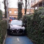 Ubriaco al volante resta incastrato in un vialetto pedonale