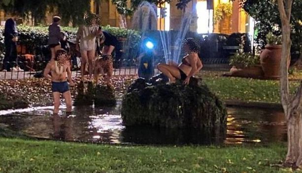 Bagno notturno in piazza Cavour, a quando risale?  -> VIDEO
