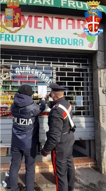 Vende superalcolici a minorenni: chiuso market in via Murri