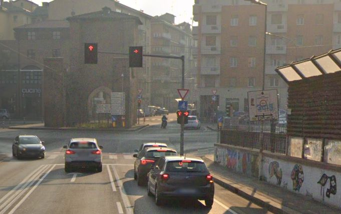 Si schianta con la bici contro un palo, grave un 41enne