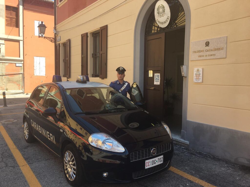 Ruba regali da un’auto in sosta: arrestato e scarcerato