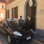 Ruba regali da un’auto in sosta: arrestato e scarcerato