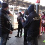 Senza Green pass picchia due agenti in stazione
