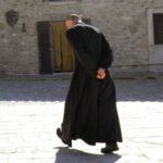 Sacerdote sventa truffa della ‘finta’ eredità alla parrocchia