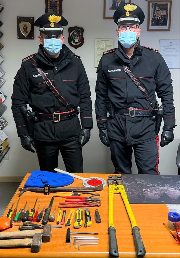 Loiano, forzano portone di uno stabile: denunciati