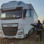 Camionista ubriaco finisce fuori strada, denunciato dalla polizia locale