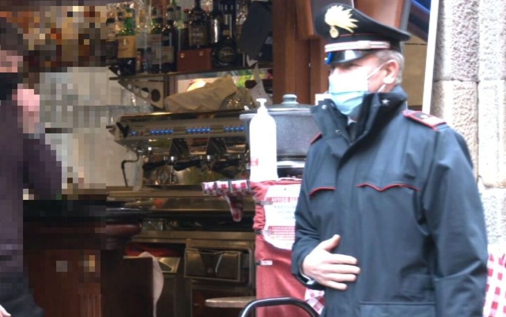 Usa Green pass di un altro per prendere caffè al bar, ma i Cc lo scoprono