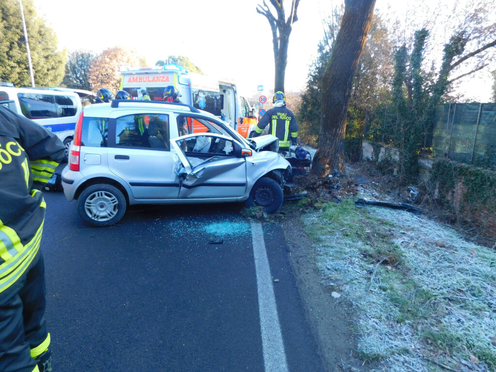 Schianto in via Montanara a Imola, morto 81enne