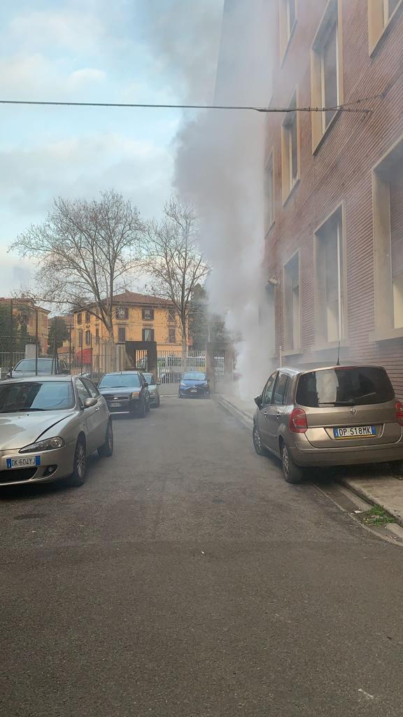 Fumo al Liceo Righi, scuola evacuata