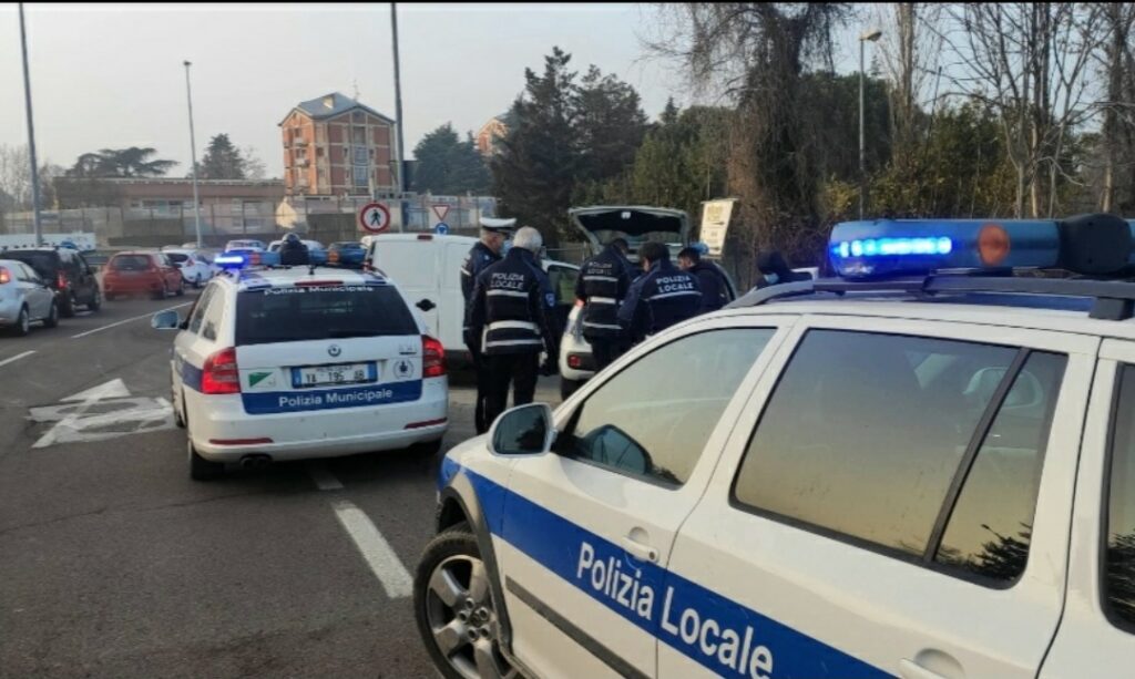 Al volante di un furgone, con targa contraffatta, senza patente: arrestato