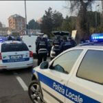 Al volante di un furgone, con targa contraffatta, senza patente: arrestato