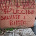 Scritta no vax su muro della scuola d’infanzia Dall’Olio