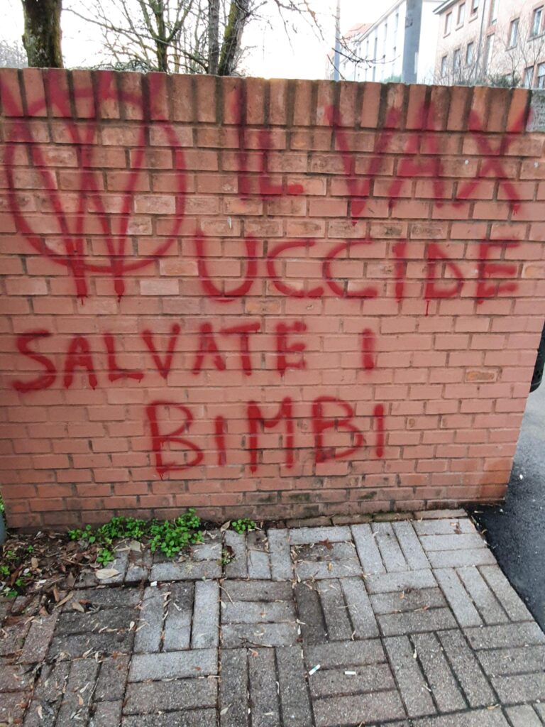 Scritta no vax su muro della scuola d’infanzia Dall’Olio