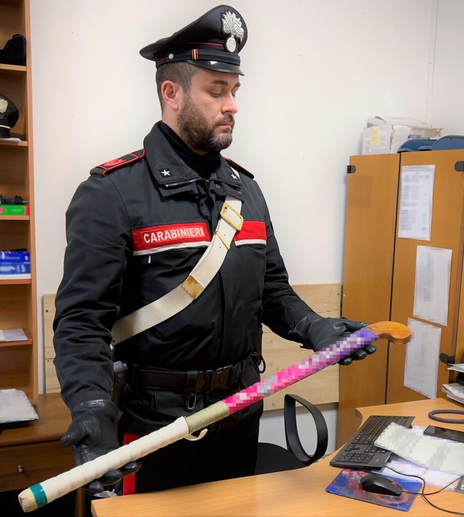 Bastonate alla moglie davanti al figlio, che chiama il 112