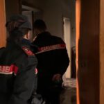 Lancia una scarpa da lavoro contro la compagna e la figlia, allontanato da casa