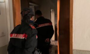 Aggredisce la madre e la accusa di non pulire bene la casa