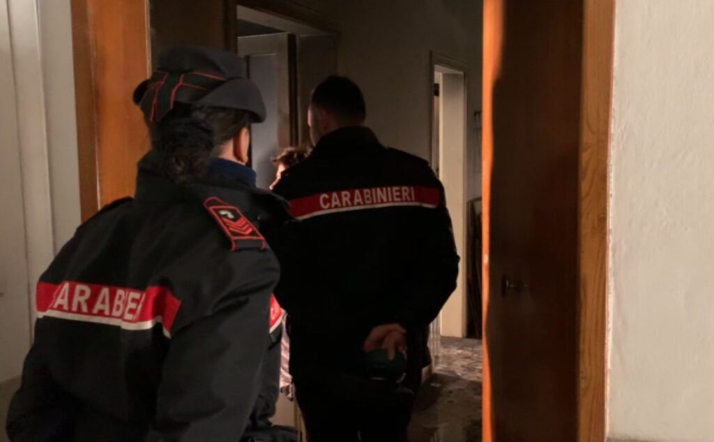 Aggredisce la ex fidanzata violando il divieto di avvicinamento