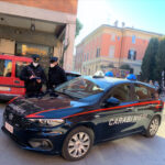 Aggredisce titolare di un locale che lo aveva ripreso perché si era addormentato in bagno