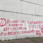 Scritte “no vax” contro Bonaccini e Lepore sul palazzo della Regione