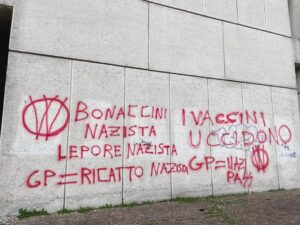 Scritte “no vax” contro Bonaccini e Lepore sul palazzo della Regione