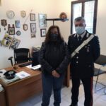 Trova busta con 10.000 euro e la porta ai carabinieri