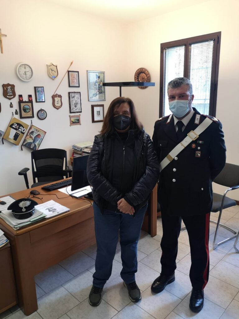 Trova busta con 10.000 euro e la porta ai carabinieri