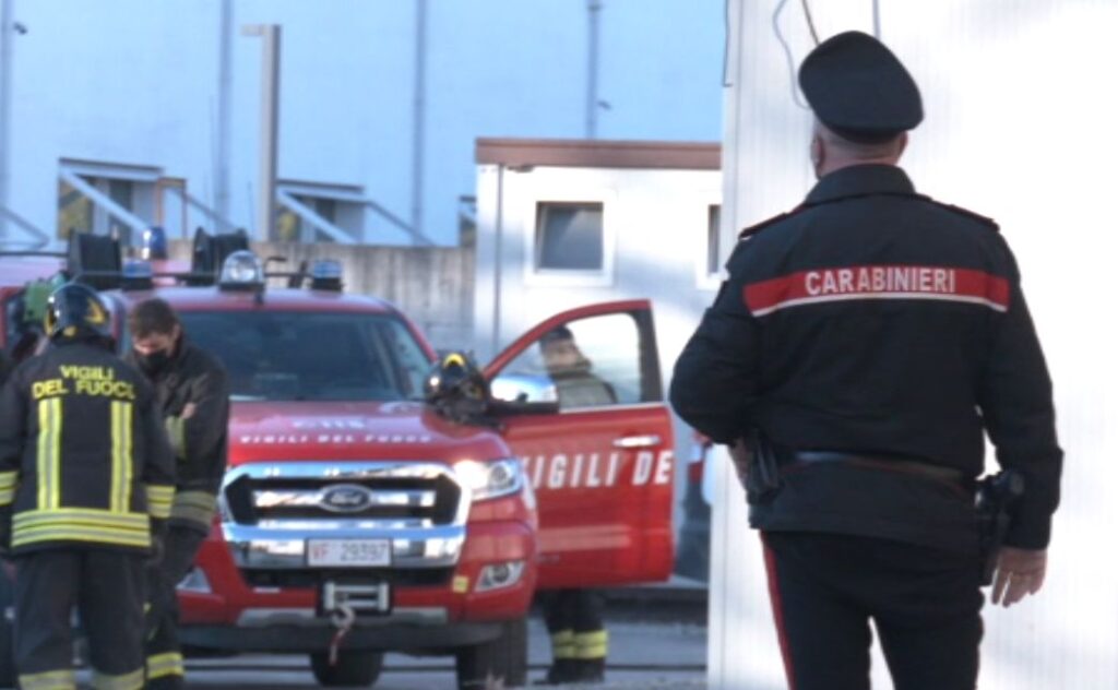 Incendio in un condominio, intossicate anche due bambine