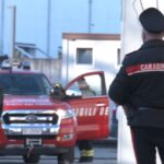 Incendio in un condominio, intossicate anche due bambine