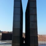 Si arrampica sul Memoriale della Shoah per sfuggire alla polizia, denunciato ed espulso