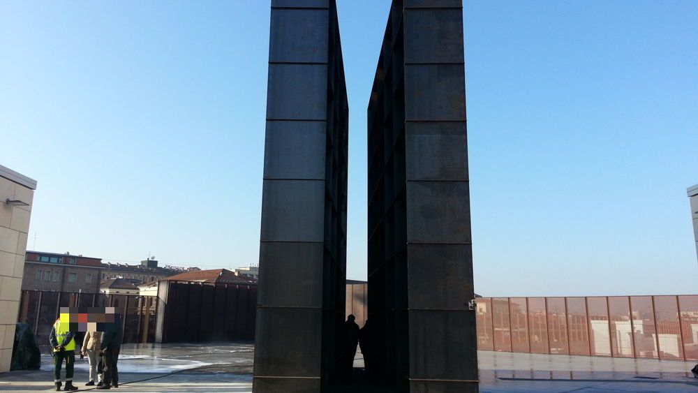 Si arrampica sul Memoriale della Shoah per sfuggire alla polizia, denunciato ed espulso