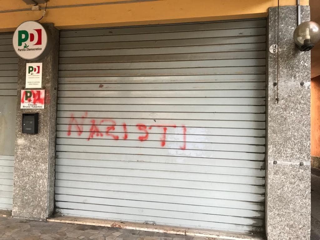 Imbrattato circolo Pd a Borgo Panigale