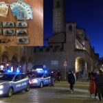 A spasso in via Zamboni con 7 etti di hascisc, la polizia lo arresta