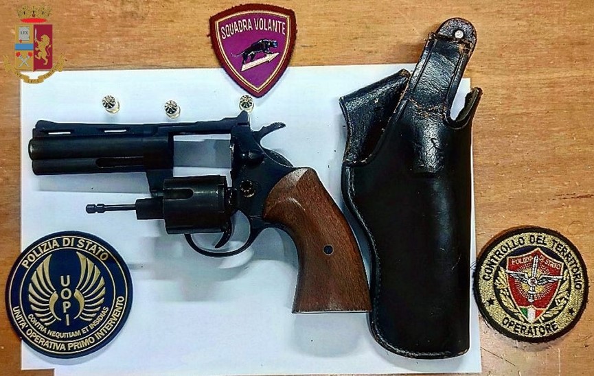 Con la pistola davanti al market, allarme in serata a porta Castiglione