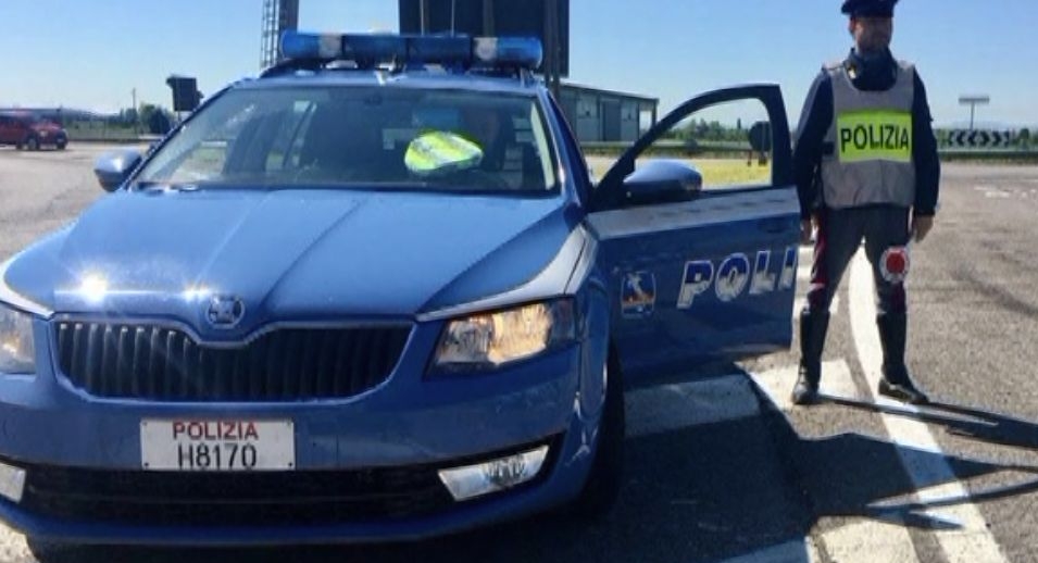 Scontro in tangenziale fra pulmini con 16 bambini, la Polstrada li salva tutti