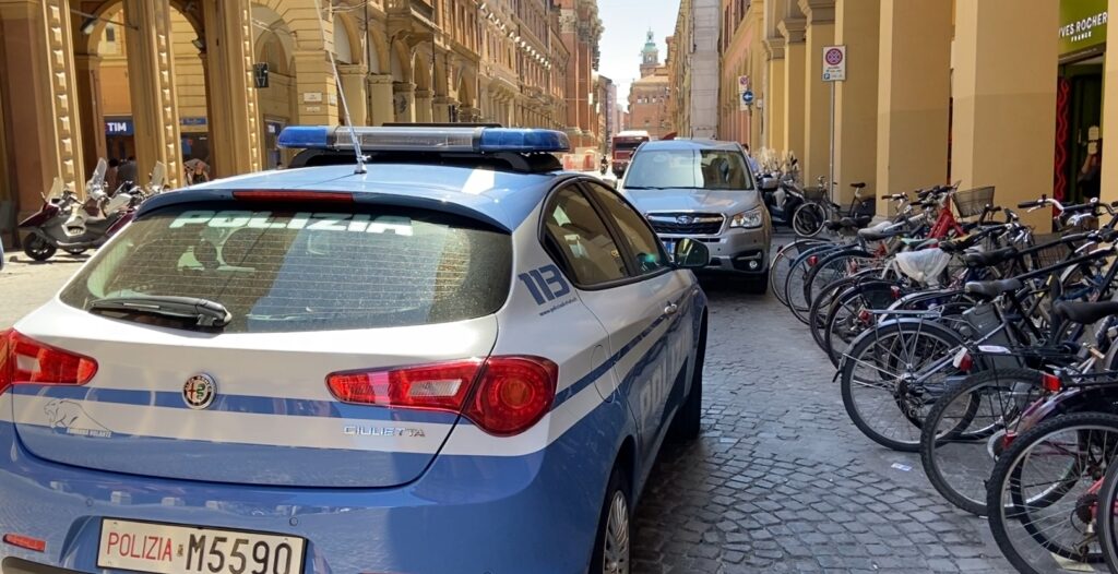 Sfila portafogli dalla borsa di una cliente in negozio, arrestata