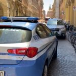 Sfila portafogli dalla borsa di una cliente in negozio, arrestata