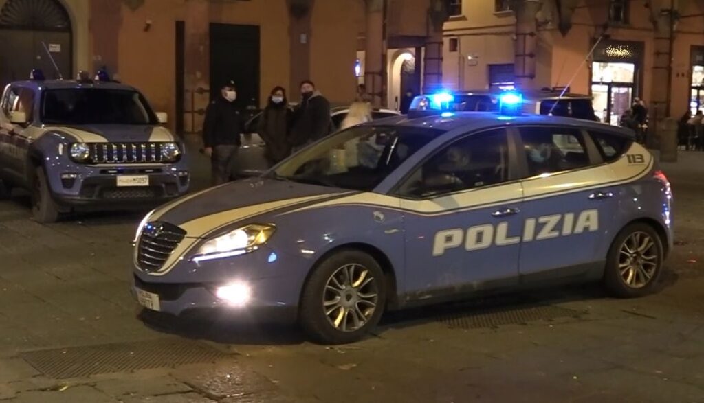 Si denuda davanti ai baristi che gli chiedono di andarsene