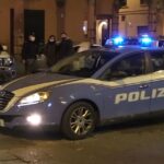 Si denuda davanti ai baristi che gli chiedono di andarsene