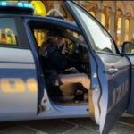 Vede la polizia e getta a terra il ‘fumo’: denunciato e espulso