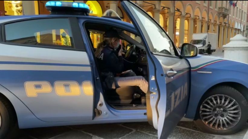 Vede la polizia e getta a terra il ‘fumo’: denunciato e espulso