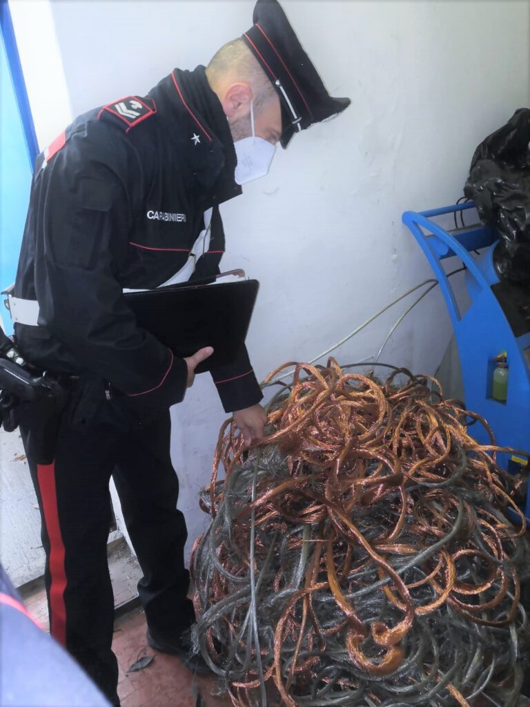 Con la scusa della grigliata nasconde in un terreno il rame rubato