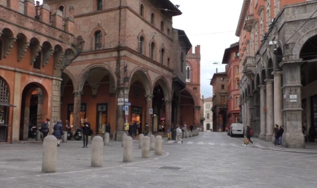 Aveva 16 dosi di ‘coca’ in bocca: spacciatore arrestato sotto le Due Torri