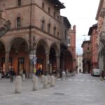 Aveva 16 dosi di ‘coca’ in bocca: spacciatore arrestato sotto le Due Torri