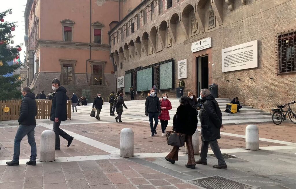 Disabile in carrozzina cade dalla rampa di accesso alla Sala Borsa