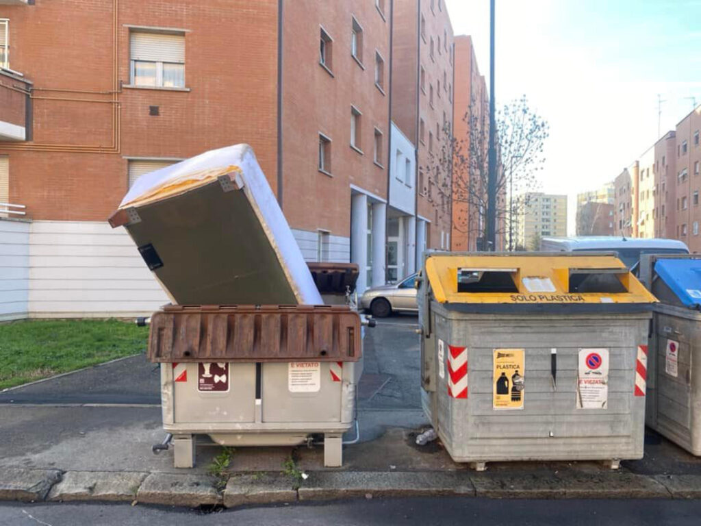 La foto-denuncia del sindaco Lepore: “Ci vuole molta stupidità a buttare un divano nel bidone dell’umido”