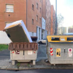 La foto-denuncia del sindaco Lepore: “Ci vuole molta stupidità a buttare un divano nel bidone dell’umido”